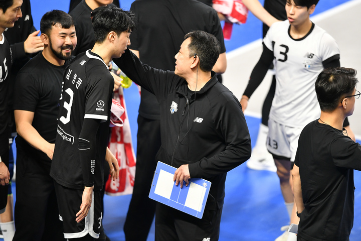 현대캐피탈 최태웅(오른쪽) 감독과 김명관. (사진=한국배구연맹 제공) *재판매 및 DB 금지