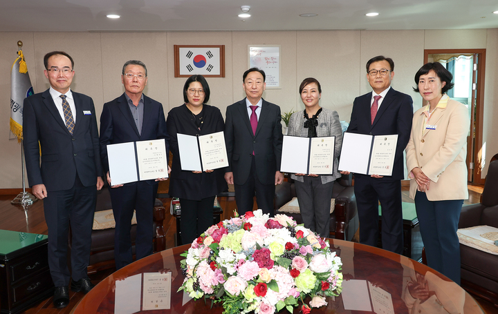 설동호(가운데) 대전시교육감과 위원들 *재판매 및 DB 금지