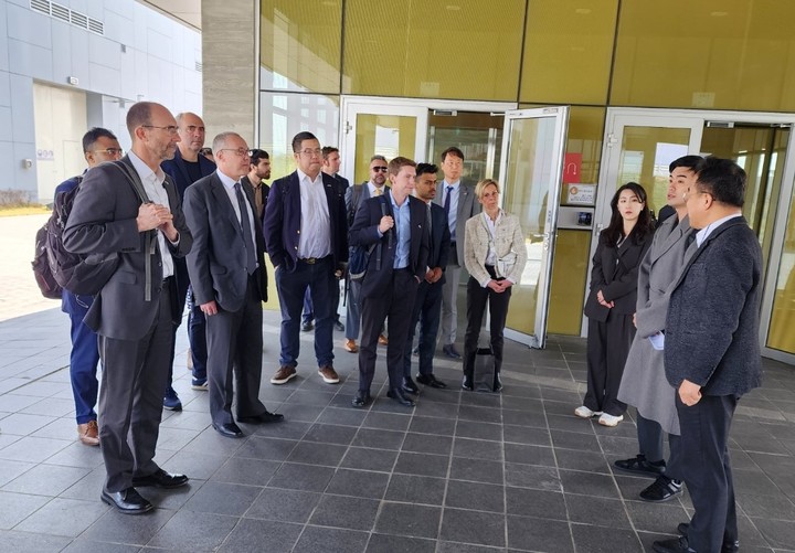 [대구=뉴시스]주한 영국대사관 및 영국혁신청 관계자와 영국을 대표하는 혁신기업 10개사 관계자 등이 29일 오전 대구시 달성군 구지면에 있는 한국자동차연구원을 방문해 연구원 관계자로부터 설명을 듣고 있다(사진=대구시 제공) 2023.03.29 photo@newsis.com *재판매 및 DB 금지