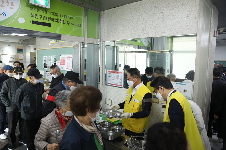 대전지방국세청은 29일 대전 대덕구에서 '사랑의 밥퍼' 봉사활동을 벌였다. 2023. 03. 29 대전지방국세청 *재판매 및 DB 금지