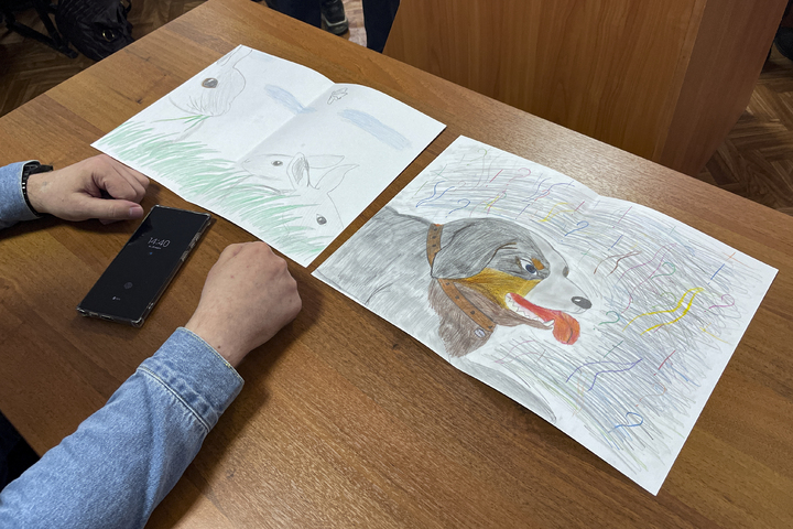 딸이 우크라이나 전쟁 반대 메시지가 담긴 그림을 그렸다는 이유로 잡혀간 러시아인 아버지가 징역 2년형을 선고받았다고 28일(현지시간) 영국 BBC가 보도했다. 사진은 아버지 모스칼레프의 변호사 빌리옌코가 27일 툴라 예프레모프 법정에서 딸 마샤가 아버지를 위해 그린 그림을 보여주고 있는 모습. 2023.03.29. *재판매 및 DB 금지