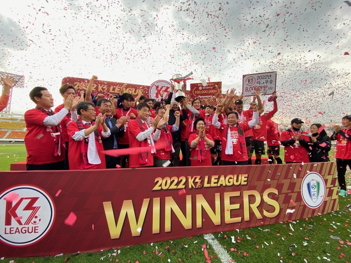 [창원=뉴시스] 강경국 기자 = 경남 창원시청 축구단이 2022년 K3리그 우승을 차지하고 우승 트로피를 들고 있는 모습. (사진=창원시청 제공). 2023.03.29. photo@newsis.com *재판매 및 DB 금지