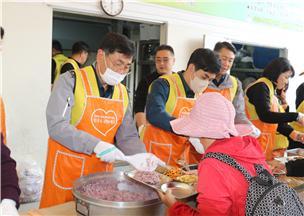 [제주=뉴시스] 오영재 기자 = 오충익(왼쪽) 서귀포경찰서장이 28일 오전 서귀포 올레시장에서 직원들과 사랑의 밥차 행사를 하고 있다. (사진=서귀포경찰서 제공) 2023.03.29. photo@newsis.com&nbsp; *재판매 및 DB 금지