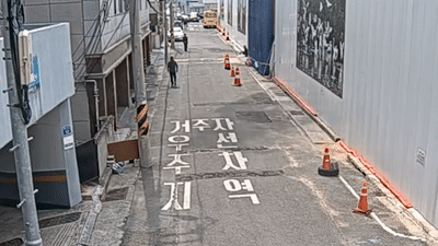 대형 중장비가 넘어지면서 원룸을 덮치는 순간. (영상=울산 남구청 제공) *재판매 및 DB 금지