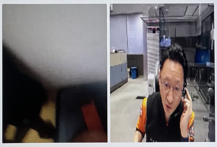 [부산=뉴시스] 구급상황관리센터 김재현 소방위(오른쪽)가 신고자에게 영상통화로 응급처치 방법을 지도하고 있다. (사진=부산소방재난본부 제공) *재판매 및 DB 금지