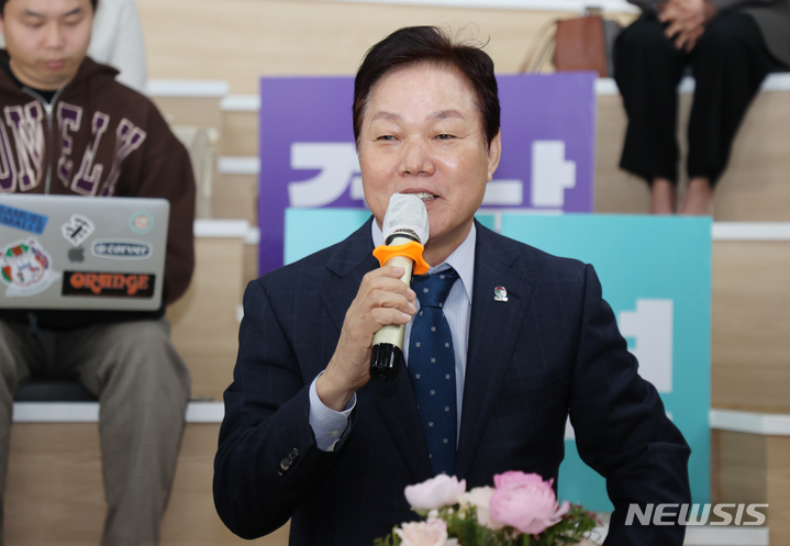 [창원=뉴시스] 홍정명 기자=박완수 경남도지사가 29일 오후 도청에서 열린 중앙정부 청년보좌역과 경남 청년들의 소통 간담회에 참석해 질문에 답하고 있다.(사진=경남도 제공) 2023.03.29. photo@newsis.com