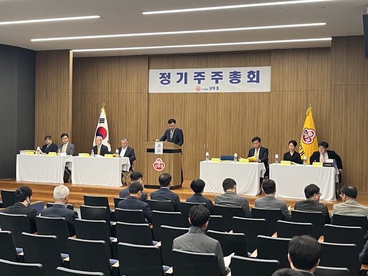 [서울=뉴시스] 황성만 오뚜기 대표가 29일 오전 경기 안양시 오뚜기 중앙연구소 강당에서 진행한 정기 주주총회에서 인사말을 하고 있다. (사진=오뚜기 제공) 2023.03.29.