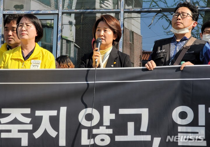 [대구=뉴시스] 이상제 기자 = 29일 오후 대구시 동구 신암동 해링턴플레이스 신축 현장에서 한국마루노동조합이 마루 시공 과로사에 대한 동료 노동자들의 입장 발표 기자회견을 하고 있다. 2023.03.29. king@newsis.com 