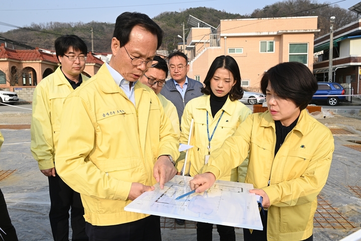 [음성=뉴시스] 강신욱 기자 = 조병옥 충북 음성군수가 해빙기를 맞아 주요 사업장을 현장점검하고 있다. (사진=음성군 제공) 2023.03.29. photo@newsis.com *재판매 및 DB 금지