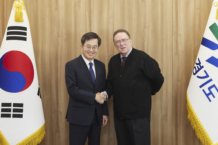 김동연 경기도지사가 29일 오후 경기도청 집무실에서 존번 교수를 만나 기념촬영을 하고 있다. (사진=경기도 제공) *재판매 및 DB 금지