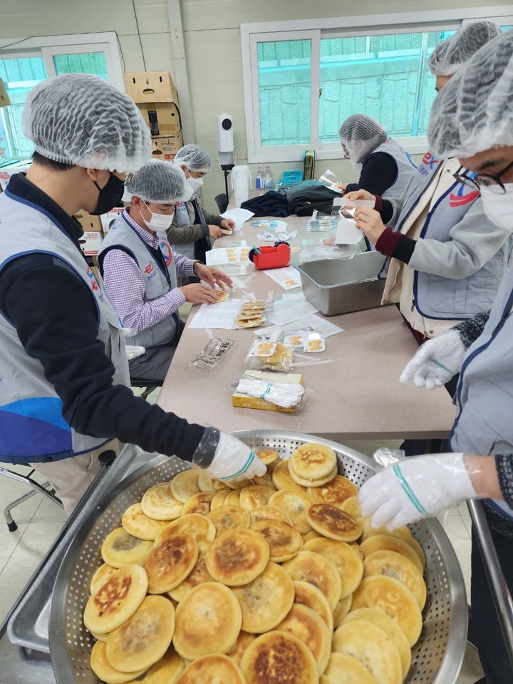 봉사활동하는 직원들 (사진=한국도로공사 제공) *재판매 및 DB 금지