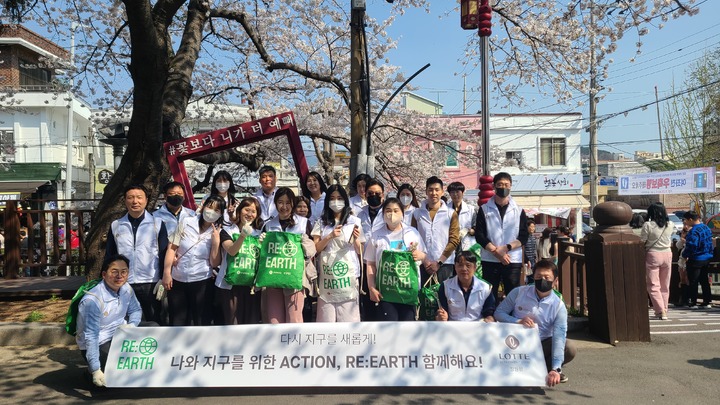 롯데백화점 창원점·마산점, 진해 군항제 자원봉사 활동 *재판매 및 DB 금지