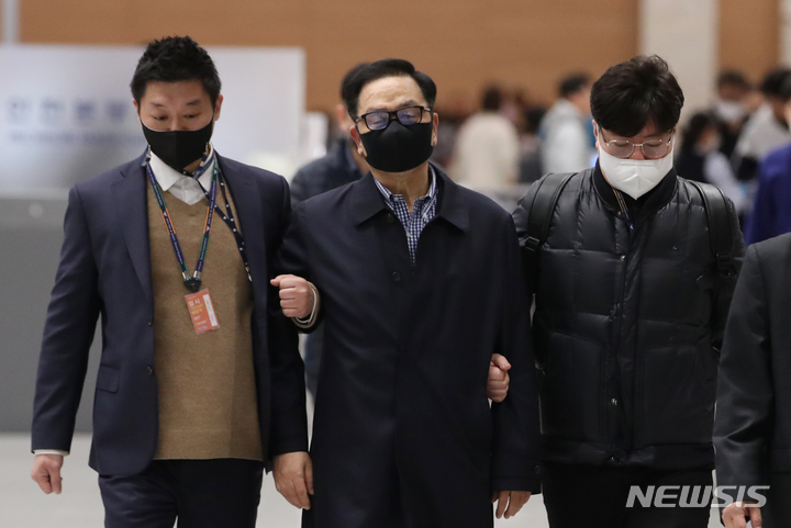 [서울=뉴시스] 고승민 기자 = 박근혜 정부 당시 계엄령 문건 작성 의혹 핵심 인물인 조현천 전 기무사령관이 해외 도피 6년만인 29일 인천국제공항 제2터미널을 통해 입국, 검찰에 체포돼 이송되고 있다. 2023.03.29. kkssmm99@newsis.com