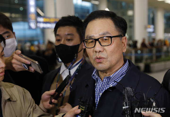 [인천공항=뉴시스] 고승민 기자 = 박근혜 정부 당시 계엄령 문건 작성 의혹 핵심 인물인 조현천 전 기무사령관이 해외 도피 6년만인 지난달 29일 인천국제공항 제2터미널을 통해 입국, 검찰 체포돼 이송되던 중 취재진 질문에 답하고 있다. 2023.03.29. kkssmm99@newsis.com