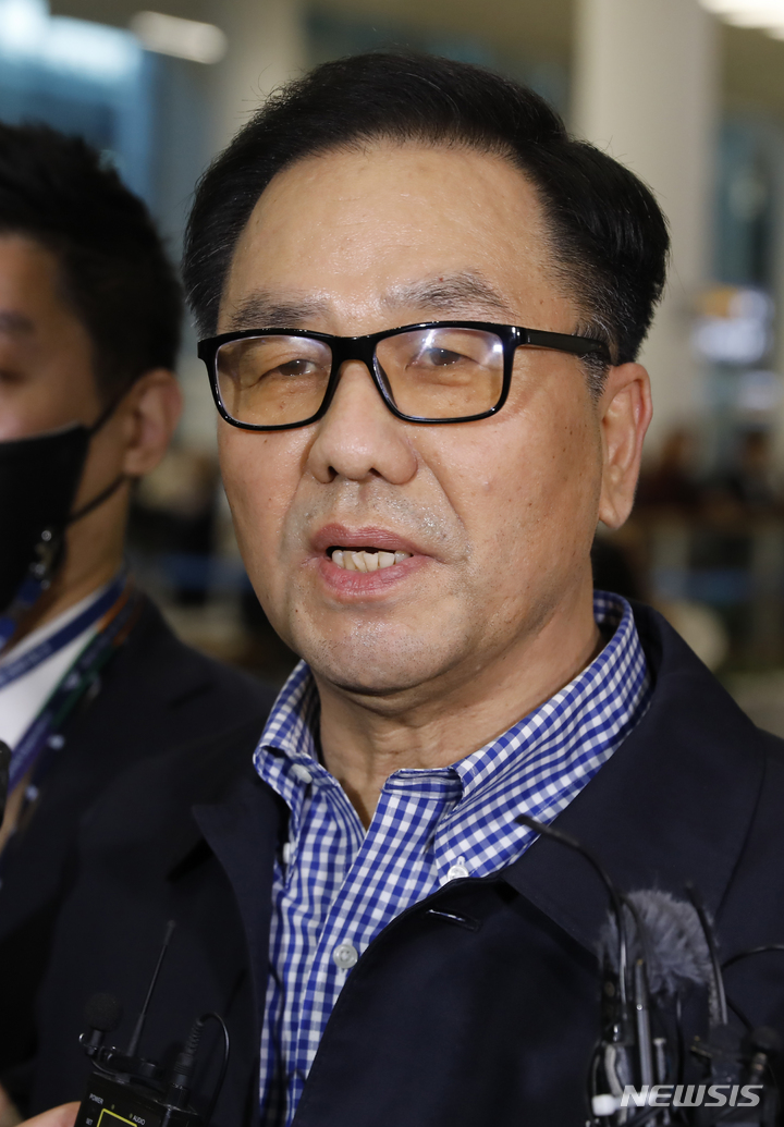 [인천공항=뉴시스] 고승민 기자 = 박근혜 정부 당시 계엄령 문건 작성 의혹 핵심 인물인 조현천 전 기무사령관이 해외 도피 6년만인 지난달 29일 인천국제공항 제2터미널을 통해 입국, 검찰 체포돼 이송되던 중 취재진 질문에 답하고 있다. 2023.03.29. kkssmm99@newsis.com