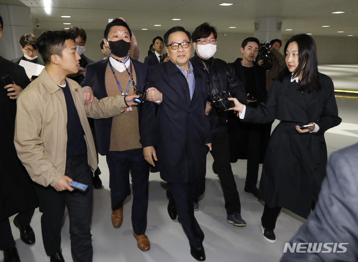 [인천공항=뉴시스] 고승민 기자 = 박근혜 정부 당시 계엄령 문건 작성 의혹 핵심 인물인 조현천 전 기무사령관이 해외 도피 6년만인 지난 29일 인천국제공항 제2터미널을 통해 입국, 검찰에 체포돼 이송되고 있다. 2023.03.29. kkssmm99@newsis.com