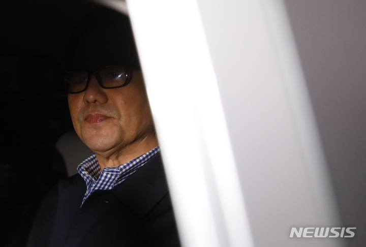 [인천공항=뉴시스] 고승민 기자 = 박근혜 정부 당시 계엄령 문건 작성 의혹 핵심 인물인 조현천 전 기무사령관이 해외 도피 6년만인 지난 29일 인천국제공항 제2터미널을 통해 입국, 체포돼 이송되고 있다. 2023.03.29. kkssmm99@newsis.com