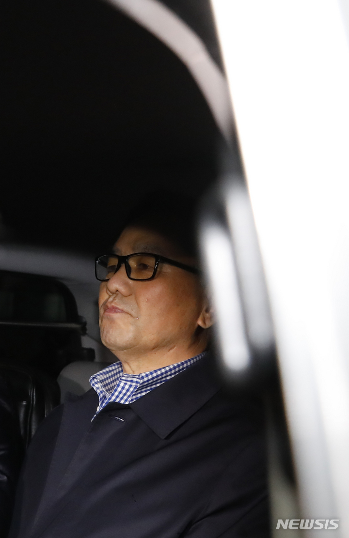 [인천공항=뉴시스] 고승민 기자 = 박근혜 정부 당시 계엄령 문건 작성 의혹 핵심 인물인 조현천 전 기무사령관이 해외 도피 6년만인 29일 인천국제공항 제2터미널을 통해 입국, 체포돼 이송되고 있다. 2023.03.29. kkssmm99@newsis.com