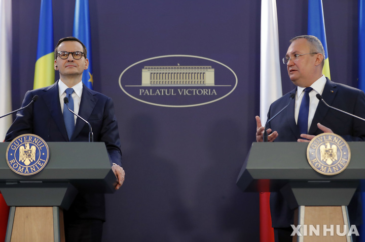 [ 부쿠레슈티( 루마니아)=신화/뉴시스]니콜라에 치우카 루마니아총리(오른쪽)과 마테우슈 모라비에츠키 폴란드 총리가 3월 28일 국방산업 합동위원회 창립에 관한 공동기자회견을 하고 있다.&nbsp;&nbsp; 