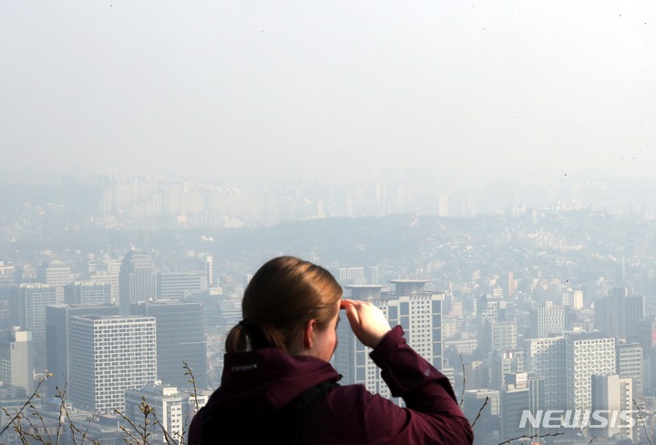 [서울=뉴시스] 조성봉 기자 = 미세먼지 농도가 나쁨 수준을 보인 29일 오전 서울 용산구 남산 공원에서 바라본 하늘이 뿌옇게 보이고 있다. 2023.03.29. suncho21@newsis.com