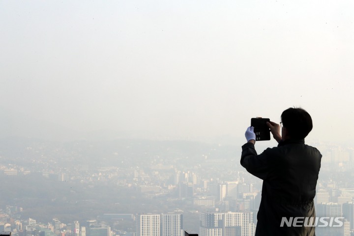 [서울=뉴시스] 조성봉 기자 = 미세먼지 농도가 나쁨 수준을 보인 29일 오전 서울 용산구 남산 공원에서 바라본 하늘이 뿌옇게 보이고 있다. 2023.03.29. suncho21@newsis.com