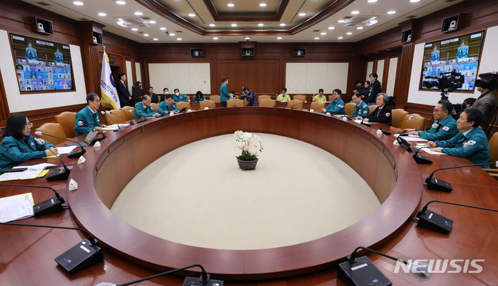 [서울=뉴시스] 배훈식 기자 = 한덕수 국무총리가 29일 오전 서울 종로구 정부서울청사에서 코로나19 중앙재난안전대책본부 및 봄철안전대책 추진상황 점검회의를 주재하고 있다. 2023.03.29. dahora83@newsis.com