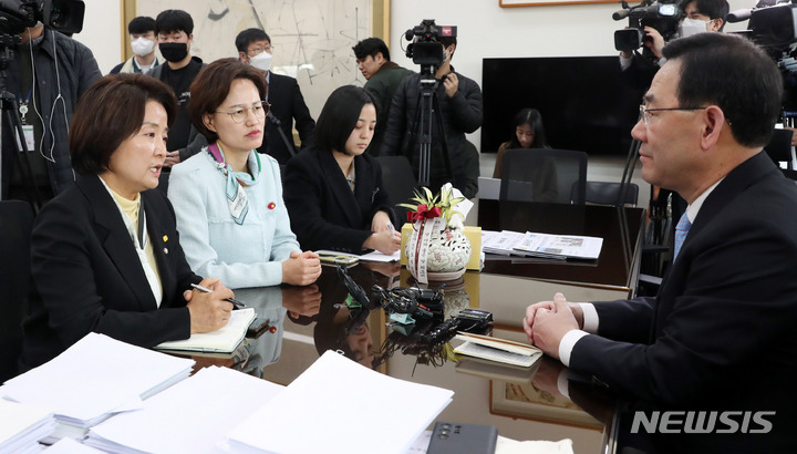 [서울=뉴시스] 추상철 기자 = 주호영 국민의힘 원내대표와 이은주 정의당 원내대표가 29일 오전 서울 여의도 국회에서 회동을 하고 있다. 2023.03.29. scchoo@newsis.com