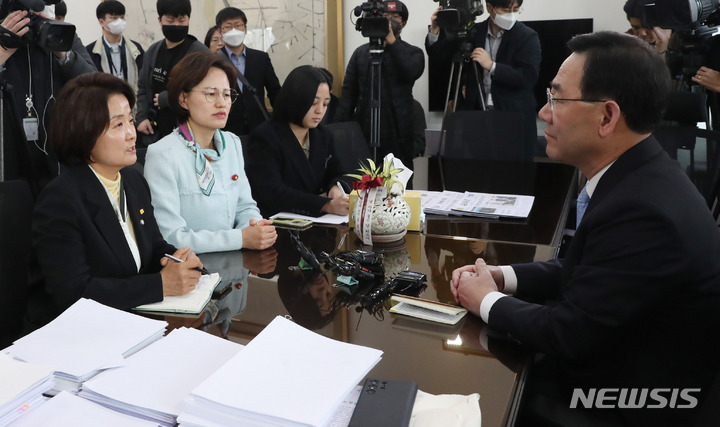 [서울=뉴시스] 추상철 기자 = 주호영 국민의힘 원내대표와 이은주 정의당 원내대표가 29일 오전 서울 여의도 국회에서 회동을 하고 있다. 2023.03.29. scchoo@newsis.com