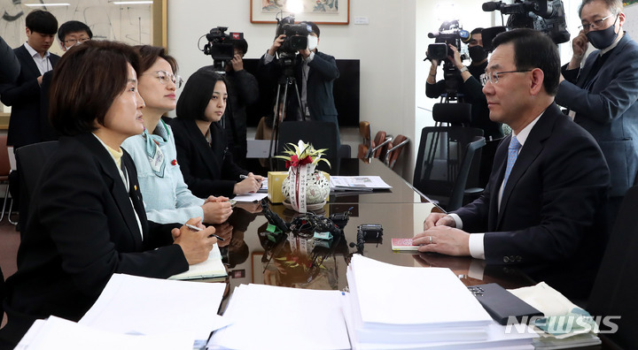 [서울=뉴시스] 추상철 기자 = 주호영 국민의힘 원내대표와 이은주 정의당 원내대표가 29일 오전 서울 여의도 국회에서 회동을 하고 있다. 2023.03.29. scchoo@newsis.com