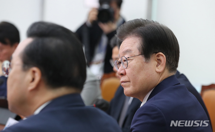 [서울=뉴시스] 전진환 기자 = 이재명 더불어민주당 대표가 29일 오전 서울 여의도 국회에서 열린 최고위원회의에서 박홍근 원내대표의 발언을 듣고 있다. 2023.03.29. amin2@newsis.com