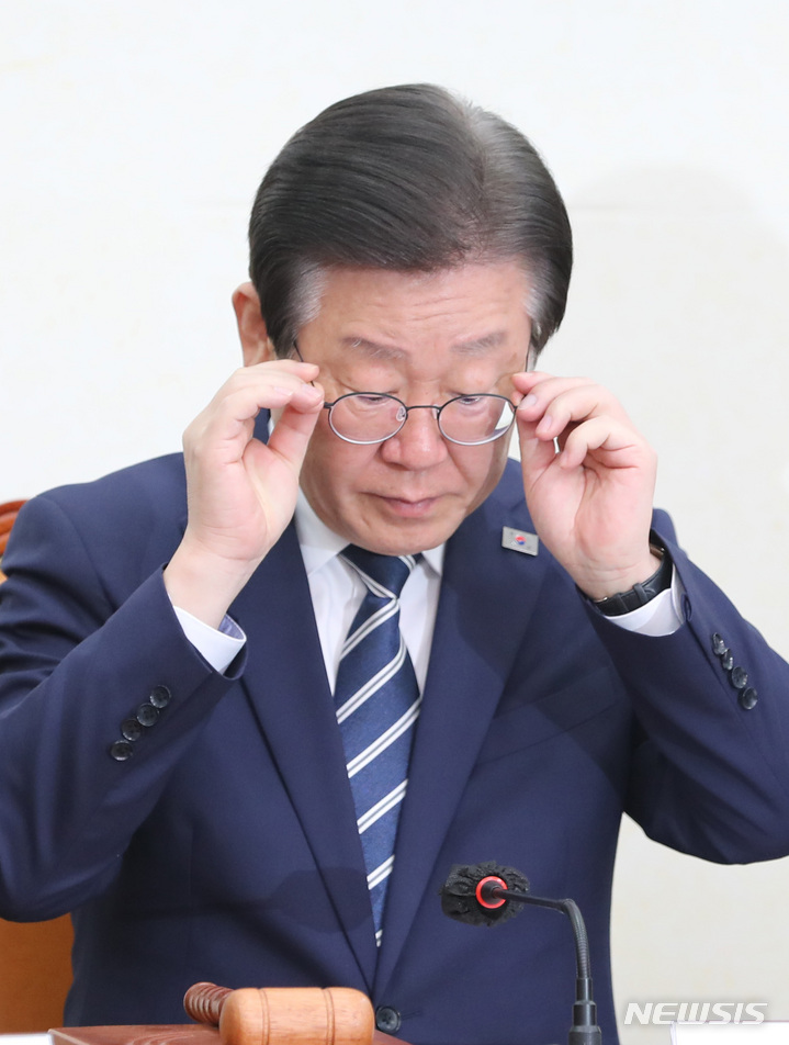 [서울=뉴시스] 전진환 기자 = 이재명 더불어민주당 대표가 29일 오전 서울 여의도 국회에서 열린 최고위원회의에서 안경을 고쳐쓰고 있다. 2023.03.29. amin2@newsis.com