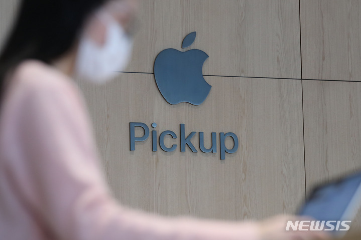 [서울=뉴시스] 권창회 기자 = 29일 오전 서울 강남구 애플스토어 강남점에서 미디어 프리뷰 행사가 진행되고 있다. '이번에 여는 '애플 강남'은 애플 잠실에 이은 국내 다섯 번째 애플 매장으로 오는 31일 정식 개점한다. 2023.03.29. kch0523@newsis.com