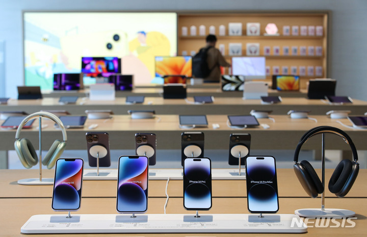 [서울=뉴시스] 권창회 기자 = 29일 오전 서울 강남구 애플스토어 강남점에서 미디어 프리뷰 행사가 진행되고 있다. '이번에 여는 '애플 강남'은 애플 잠실에 이은 국내 다섯 번째 애플 매장으로 오는 31일 정식 개점한다. 2023.03.29. kch0523@newsis.com