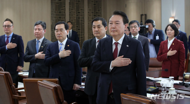 [서울=뉴시스] 홍효식 기자 = 윤석열 대통령이 29일 오전 서울 용산 대통령실 청사에서 열린 제15차 비상경제민생회의에서 국기에 대한 경례를 하고 있다. 2023.03.29. yesphoto@newsis.com