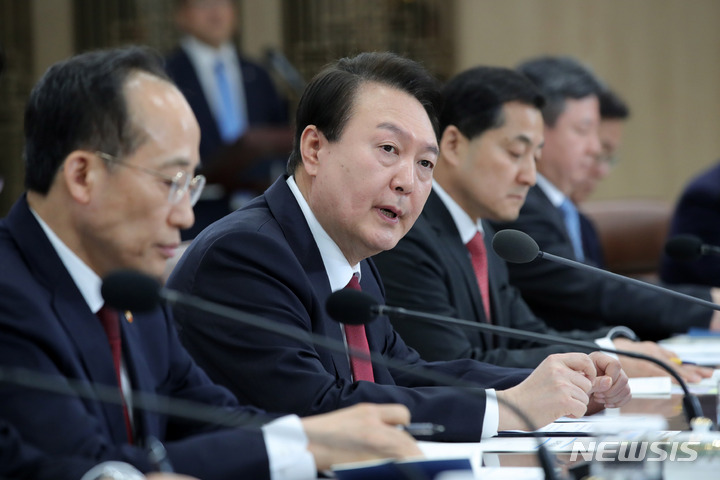 [서울=뉴시스] 홍효식 기자 = 윤석열 대통령이 29일 오전 서울 용산 대통령실 청사에서 열린 제15차 비상경제민생회의에서 발언하고 있다. 2023.03.29. yesphoto@newsis.com