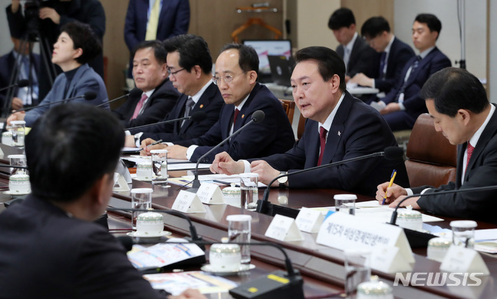 [서울=뉴시스] 홍효식 기자 = 윤석열 대통령이 29일 오전 서울 용산 대통령실 청사에서 열린 제15차 비상경제민생회의에서 발언하고 있다. 2023.03.29. yesphoto@newsis.com