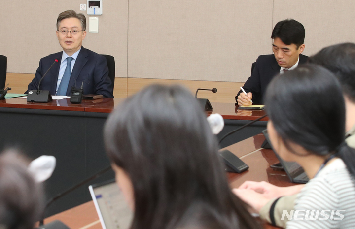 [서울=뉴시스] 김명원 기자 = 황준국 주유엔대사가 29일 오전 서울 종로구 외교부에서 기자간담회를 하고 있다. 2023.03.29. kmx1105@newsis.com