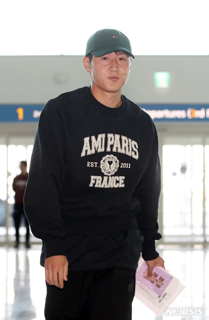 [인천공항=뉴시스] 고승민 기자 = 축구 국가대표팀 이강인(마요르카)가 29일 인천국제공항 제2터미널을 통해 스페인으로 출국하고 있다. 2023.03.29. kkssmm99@newsis.com