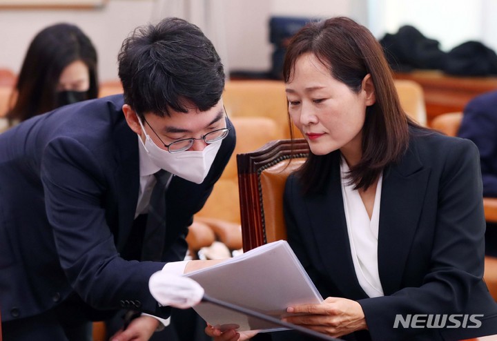 [서울=뉴시스] 추상철 기자 = 정정미 헌법재판관 후보자가 29일 오전 서울 여의도 국회에서 열린 헌법재판소 재판관후보자 인사청문회에 출석해 자료를 보고 있다. 2023.03.29. scchoo@newsis.com