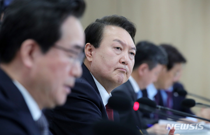 [서울=뉴시스] 홍효식 기자 = 윤석열 대통령이 29일 오전 서울 용산 대통령실 청사에서 열린 제15차 비상경제민생회의에서 정황근 농림축산식품부 장관의 K-푸드 관광 내실화 및 홍보에 대한 보고를 받고 있다. 2023.03.29. yesphoto@newsis.com