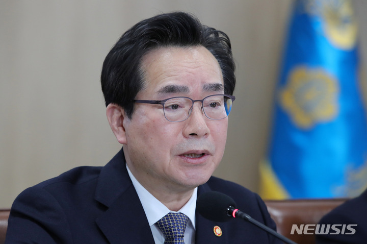 [서울=뉴시스] 홍효식 기자 = 정황근 농림축산식품부 장관이 29일 오전 서울 용산 대통령실 청사에서 열린 제15차 비상경제민생회의에서 K-푸드 관광 내실화 및 홍보에 대한 보고를 하고 있다. 2023.03.29. yesphoto@newsis.com