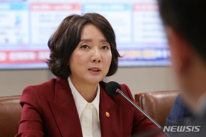 [서울=뉴시스] 홍효식 기자 = 이영 중소벤처기업부 장관이 29일 오전 서울 용산 대통령실 청사에서 열린 제15차 비상경제민생회의에서 중소기업·소상공인 활력 제고에 대한 보고를 하고 있다. 2023.03.29. yesphoto@newsis.com