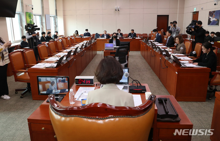 [서울=뉴시스] 이영환 기자 = 권인숙 국회 여성가족위원장이 29일 오전 서울 여의도 국회에서 열린 일제강점기 여자근로정신대 피해자에 대한 보호ㆍ지원 및 기념사업 등에 관한 법률 제정을 위한 공청회를 주재하고 있다. 이날 공청회에는 이국언 일제강제동원시민모임 이사장, 이나영 정의기억연대 이사장, 최봉태 대한변호사협회 일제피해자인권특별위원장이 진술인으로 참석했으며 국민의힘 의원들은 불참했다. 2023.03.29. 20hwan@newsis.com