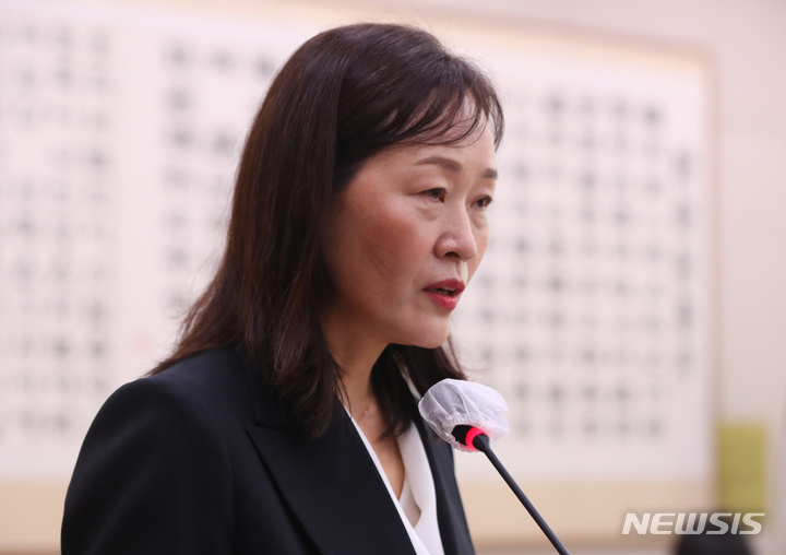 [서울=뉴시스] 추상철 기자 = 정정미 헌법재판관 후보자가 29일 오전 서울 여의도 국회에서 열린 헌법재판소 재판관후보자 인사청문회에서 발언하고 있다. 2023.03.29. scchoo@newsis.com