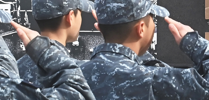 [광주=뉴시스] 거수경례. (사진=뉴시스DB·기사와 관계 없음). photo@newsis.com *재판매 및 DB 금지