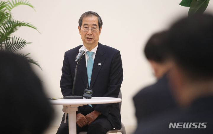 [서울=뉴시스] 김명원 기자 = 한덕수 국무총리가 29일 오전 서울 종로구 정부서울청사 별관에서 출입기자단 백브리핑을 하고 있다. 2023.03.29. kmx1105@newsis.com