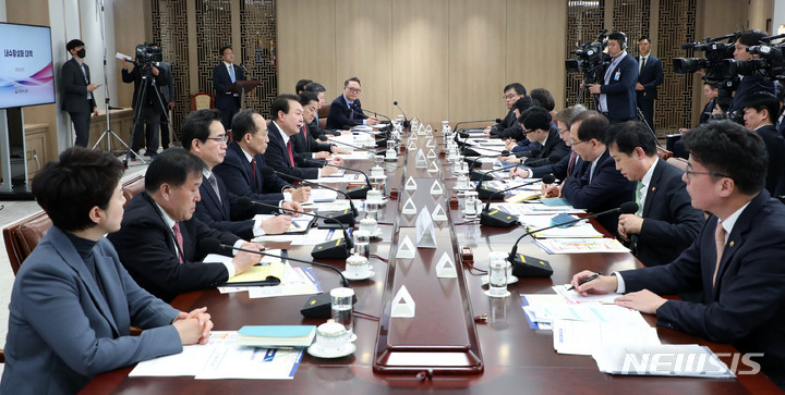 [서울=뉴시스] 홍효식 기자 = 윤석열 대통령이 29일 오전 서울 용산 대통령실 청사에서 열린 제15차 비상경제민생회의에서 발언하고 있다. 2023.03.29. yesphoto@newsis.com