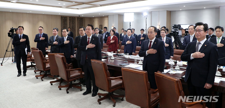 [서울=뉴시스] 홍효식 기자 = 윤석열 대통령이 29일 오전 서울 용산 대통령실 청사에서 열린 제15차 비상경제민생회의에서 국기에 대한 경례를 하고 있다. 2023.03.29. yesphoto@newsis.com