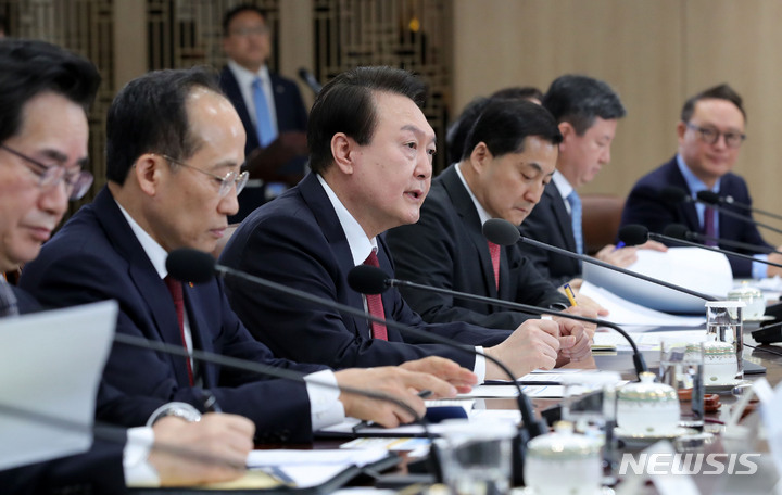 [서울=뉴시스] 홍효식 기자 = 윤석열 대통령이 29일 오전 서울 용산 대통령실 청사에서 열린 제15차 비상경제민생회의에서 발언하고 있다. 2023.03.29. yesphoto@newsis.com