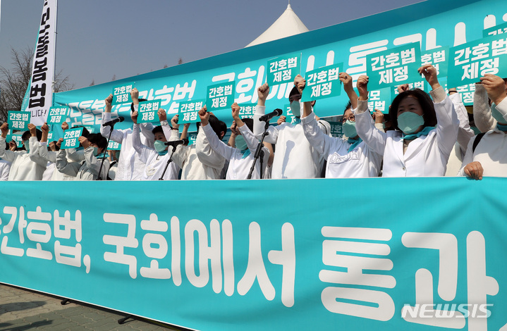 [서울=뉴시스] 이영환 기자 = 대한간호협회 회원과 간호법제정추진범국민운동본부 회원들이 29일 오전 서울 여의도 국회앞에서 열린 간호법 국회 통과를 위한 범국민 한마당에서 간호법 제정을 촉구하고 있다. 2023.03.29. 20hwan@newsis.com